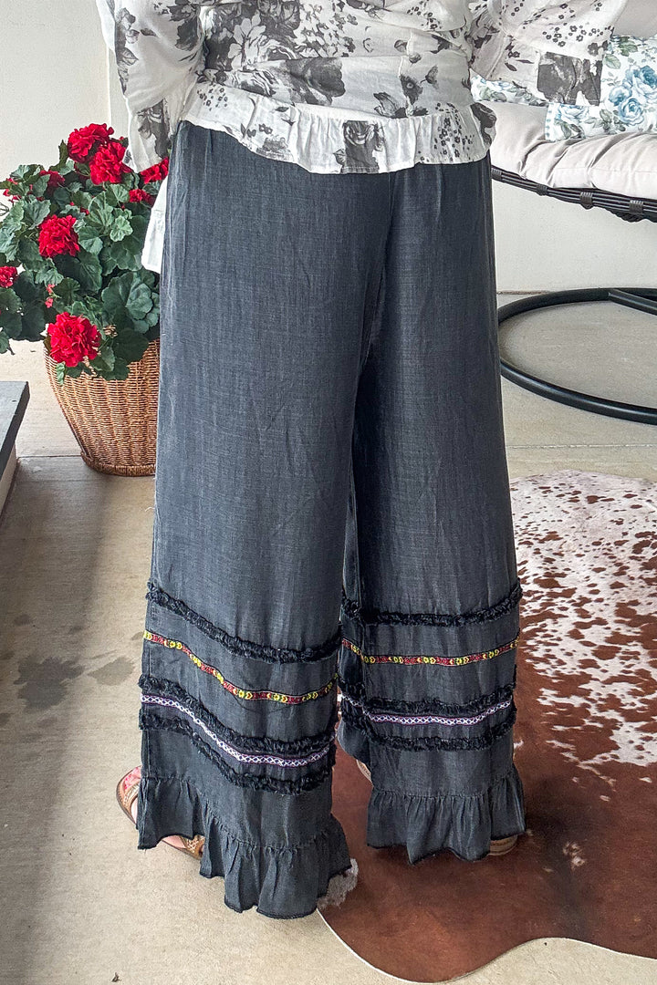 Frayed And Ruffled Denim Capris - Black Demin