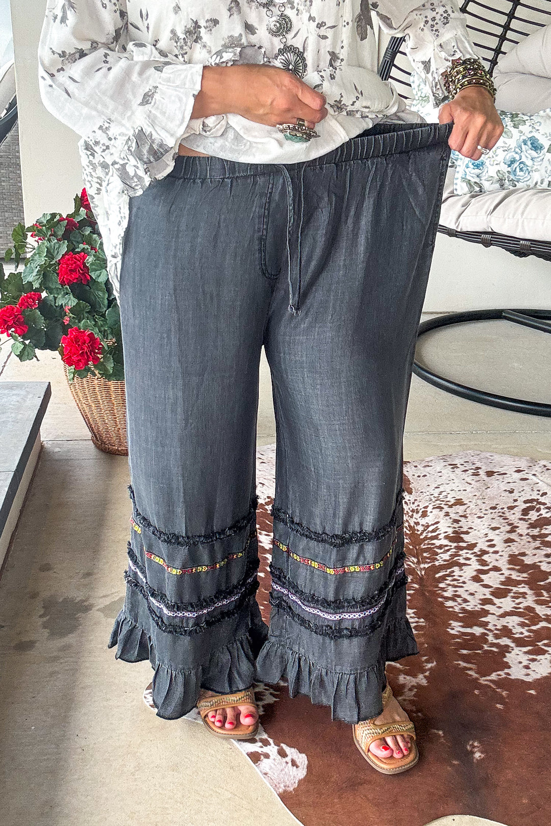 Frayed And Ruffled Denim Capris - Black Demin