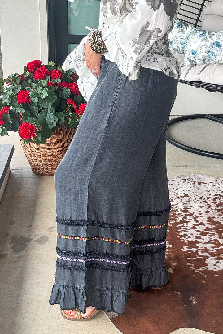 Frayed And Ruffled Denim Capris - Black Demin