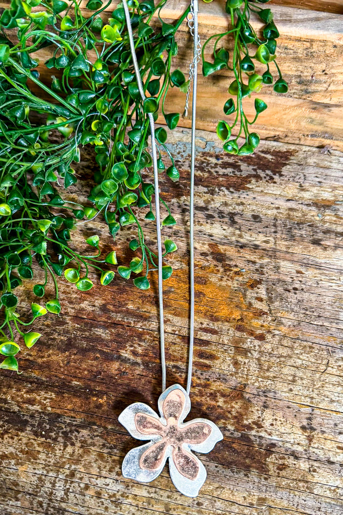 Coastal Calm Flower Necklace - Sliver